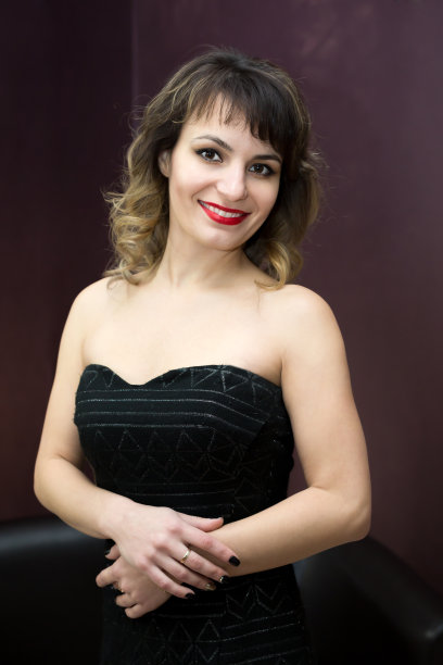 一个30岁女人的肖像。图片下载