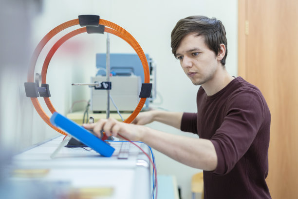 学生在大学进行物理实验图片下载