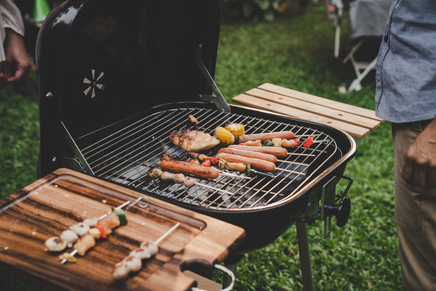 在家里花园的烧烤派对上烧烤图片下载
