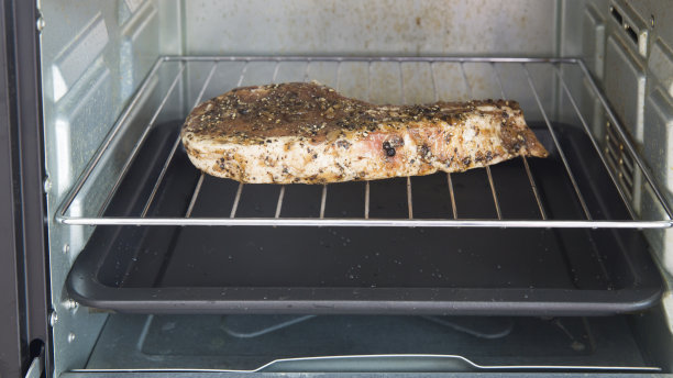 用电烤箱烤牛排。图片下载