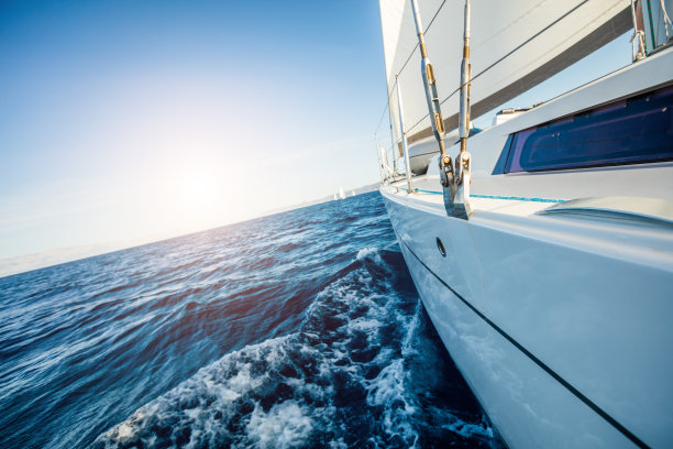 航行中的游艇细节图片下载