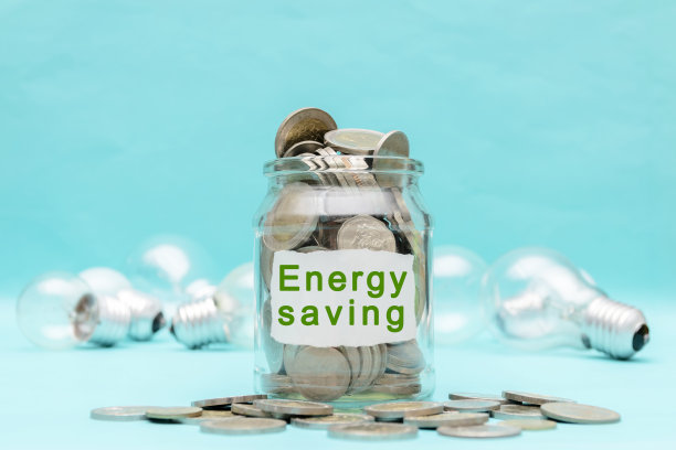 节能的概念。纸与文字，背景是一个灯泡。图片下载