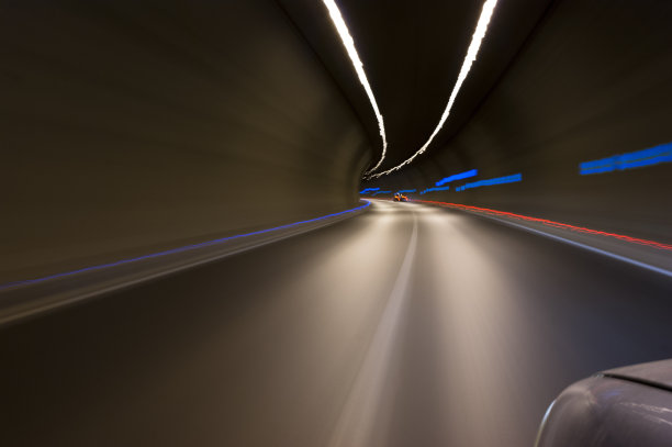 行车隧道长曝光照片。图片下载
