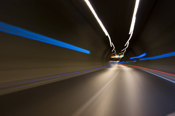 行车隧道长曝光照片。图片下载