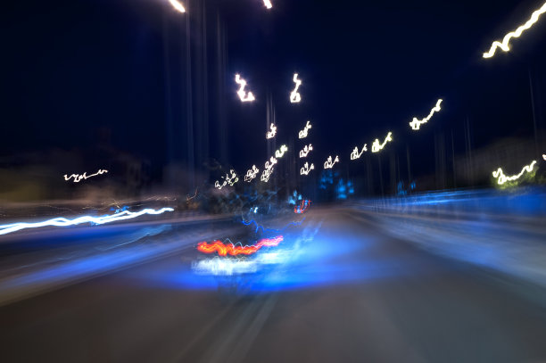 长时间曝光的路灯夜景照片。图片下载