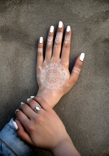 女人的手有指甲花纹身图片下载