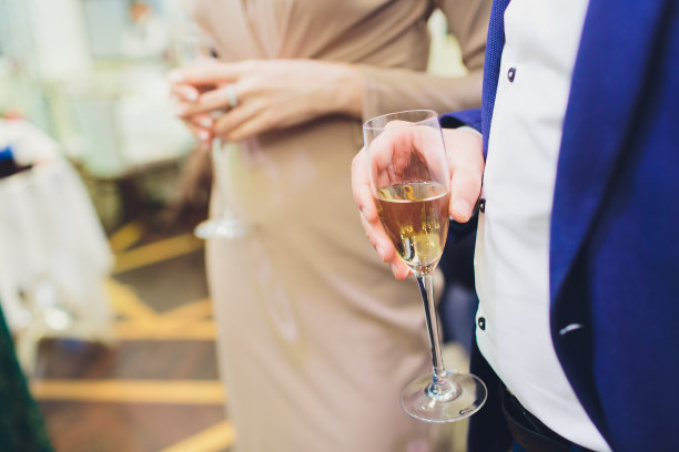 休闲商务团队在摩登办公室里举杯畅饮。特写镜头的玻璃。图片下载