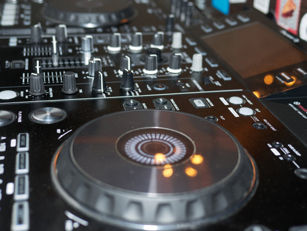 声音混音控制台细节，近距离。DJ专业音乐控制台。广角照片的黑色混音控制器与旋钮和滑块。专业的音频混音控制台，带有渐变和调节旋钮图片下载