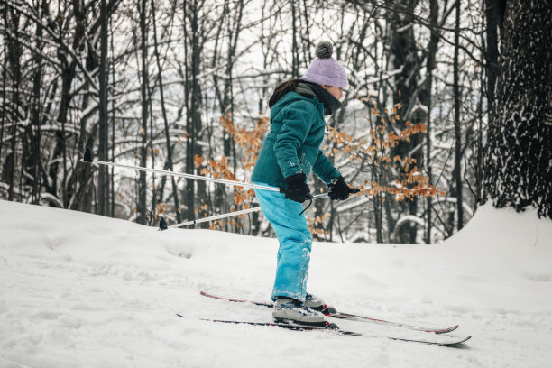 小女孩在雪地里滑雪图片下载