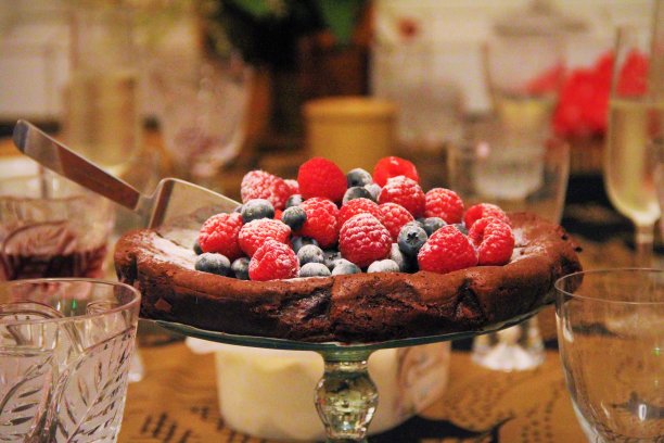 配蓝莓和覆盆子的泥蛋糕图片下载