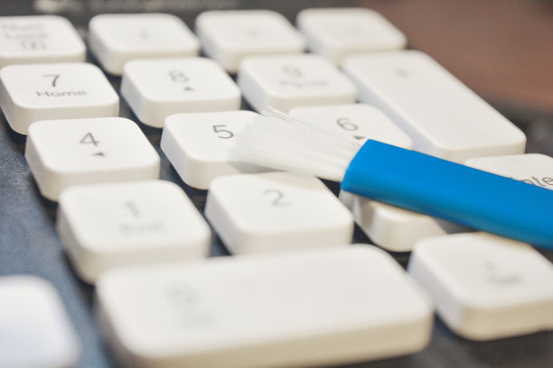 特写照片清洁键盘与白色键与蓝色刷子图片下载