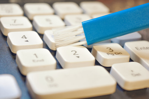 特写照片清洁键盘与白色键与蓝色刷子图片下载