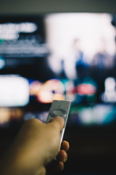 手用遥控器换电视频道图片下载