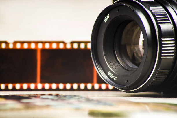 模拟摄影的概念，就是把照相机的背景底片和照片放在一起图片下载