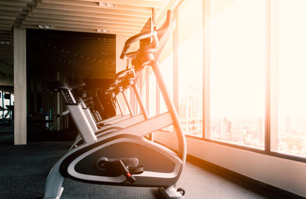 早上在健身房骑健身车图片下载