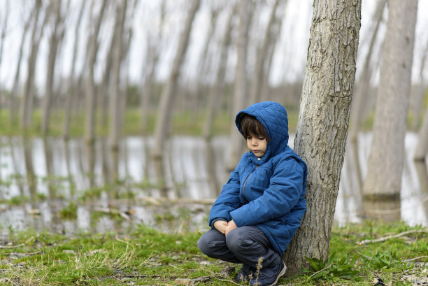 悲伤的小男孩图片下载
