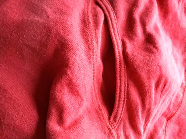 红色的裤子。图片下载