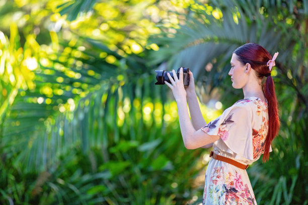 漂亮女孩在花园里拍照图片下载