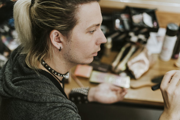 男化妆师在工作图片下载