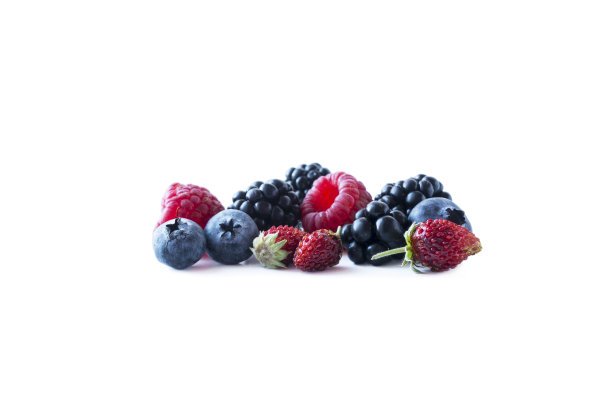 在白色背景上孤立的浆果。成熟的蓝莓、黑莓、覆盆子和野草莓。背景混合浆果与文本复制空间。在白色背景上混合浆果。图片下载