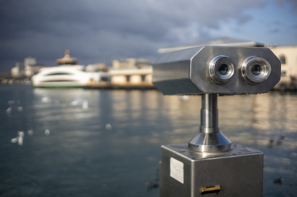 土耳其伊斯坦布尔卡迪科伊码头的观光望远镜图片下载