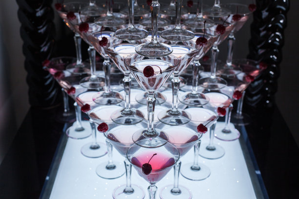 马提尼杯配樱桃。图片下载