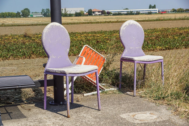 公交车站损坏的椅子，特写，背景图片图片下载