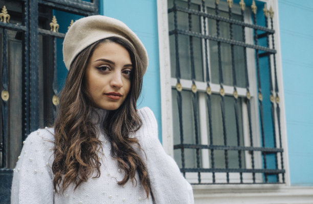 在柔和色彩背景下的年轻美女图片下载