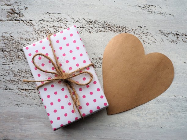 礼品盒和心形空白贺卡上的复古白色油漆木制背景图片下载