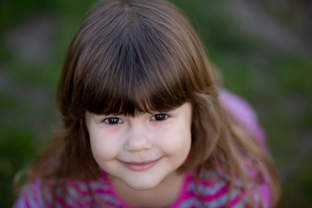 快乐的小女孩图片下载