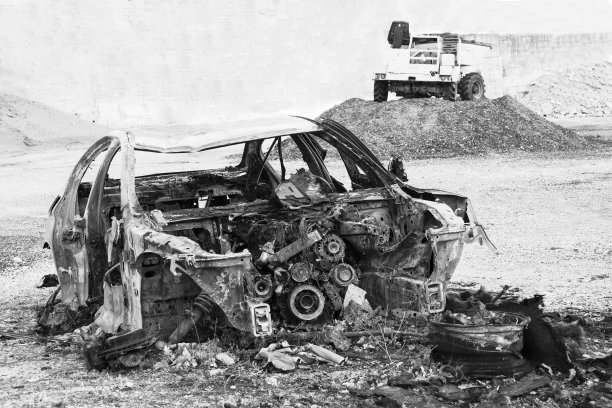 近距离拍摄的客车在道路上发生事故并烧毁后撞车图片下载