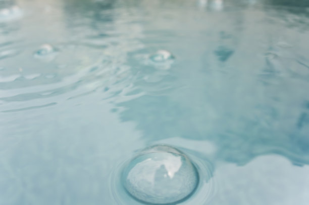 雨滴，泡沫在水池的背景图片下载