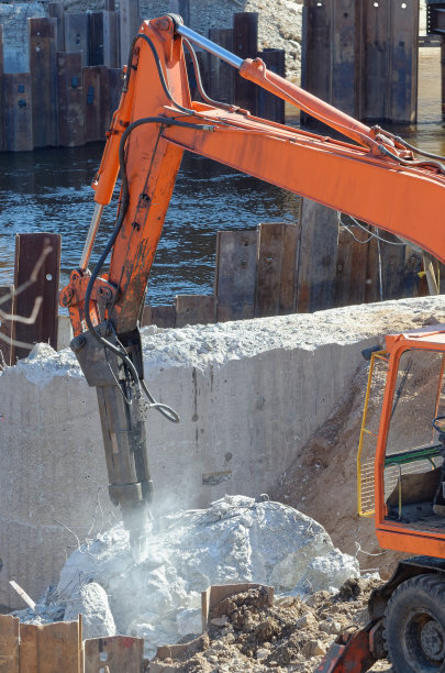 用液压锤拆除挖掘机破坏旧桥混凝土支架的过程图片下载