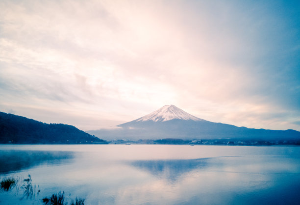 早晨的富士山:从川内池子湖眺望图片下载