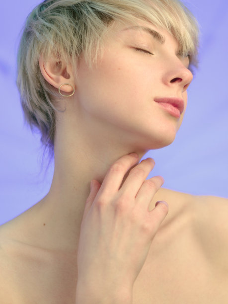 感性热情的金发短发女人图片下载