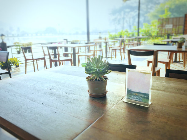 户外特写咖啡桌。图片下载