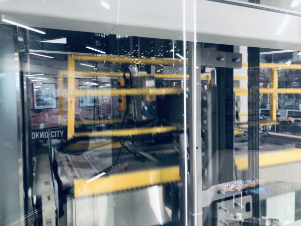 全透明的电梯轴展示了里面的所有技术图片下载