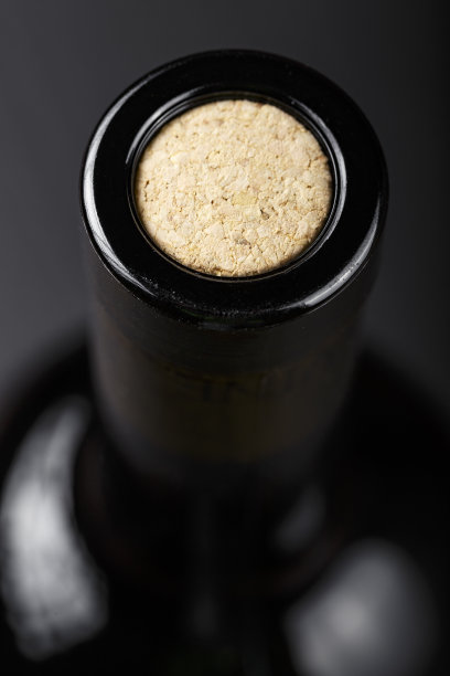 把瓶塞塞进葡萄酒里。图片下载