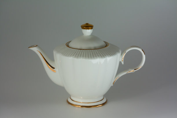 美丽的白底白瓷茶壶。图片下载