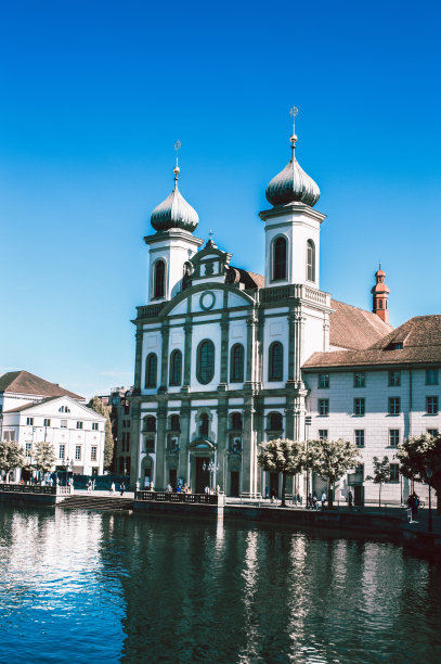 瑞士卢塞恩Kapellbrücke人行桥附近的建筑物图片下载