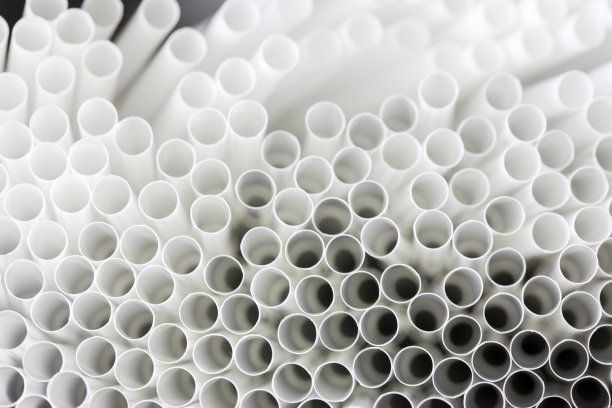 白色吸管塑料作为背景。图片下载