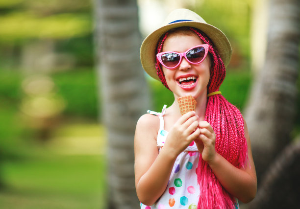 快乐的小女孩在夏天吃冰淇淋图片下载