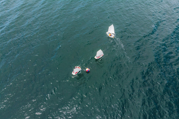 无人机照片上的年轻青少年在小帆船比赛在地中海翡翠海图片下载