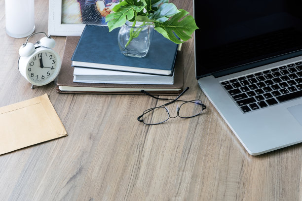 模拟办公室办公桌桌子与用品和复印空间。图片下载