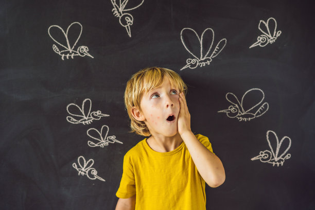在黑色的背景上，男孩被蚊子咬了一口。在黑板上用粉笔画蚊子图片下载