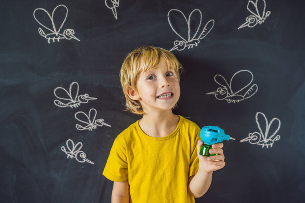 小男孩被蚊子咬了，蚊子拿着熏蒸器，放在黑暗的背景上。在黑板上用粉笔画蚊子图片下载