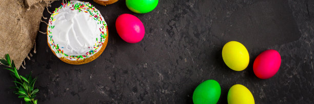 复活节蛋糕和复活节蛋，传统节日设计(复活节快乐!)前视图。食品的背景图片下载