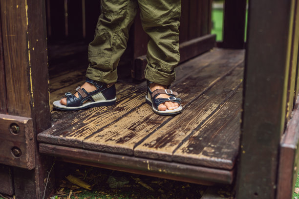 儿童矫形鞋穿在男孩的脚上图片下载