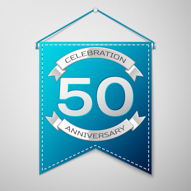 灰色背景上刻有“五十及五十周年庆典设计”字样的蓝色三角旗。银色的丝带。为你的生日派对多彩的模板元素。矢量图图片下载