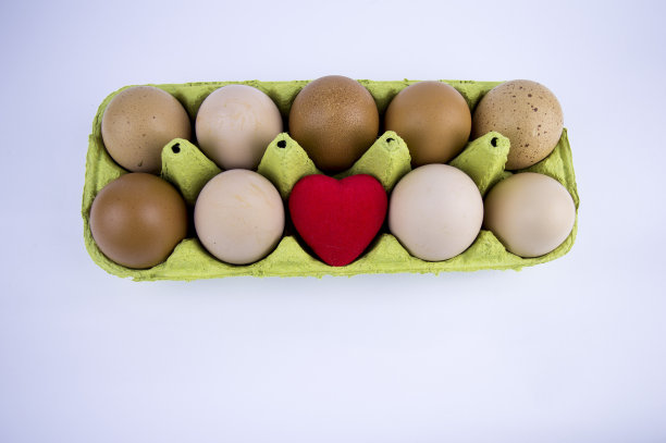 心形彩蛋放在托盘里，白色的背景上有空余的空间来填充。图片下载